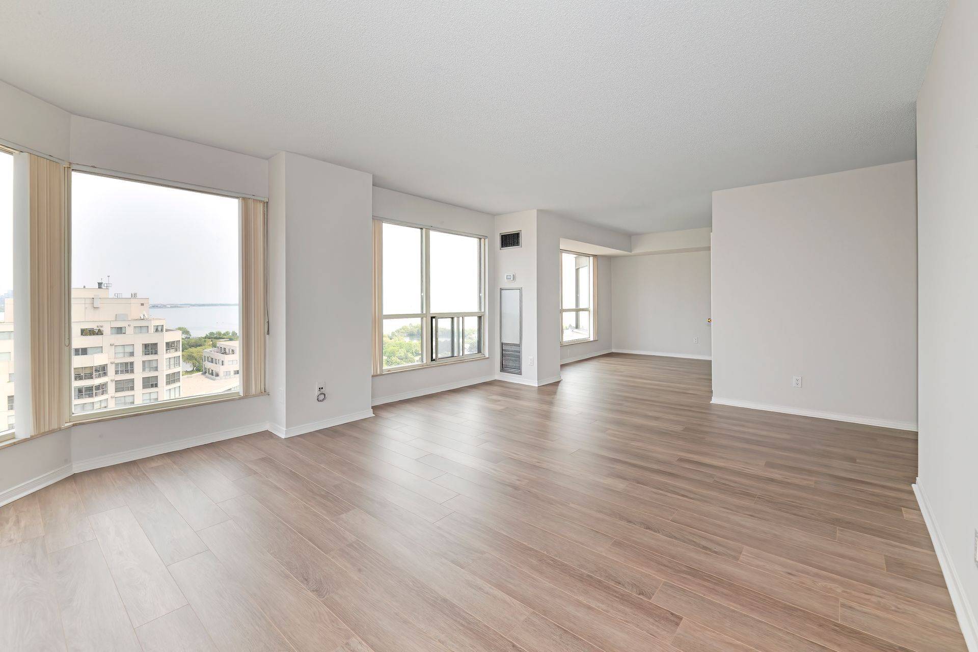 Toronto W06, ON M8V 3X6,2269 Lakeshore RD W #2004