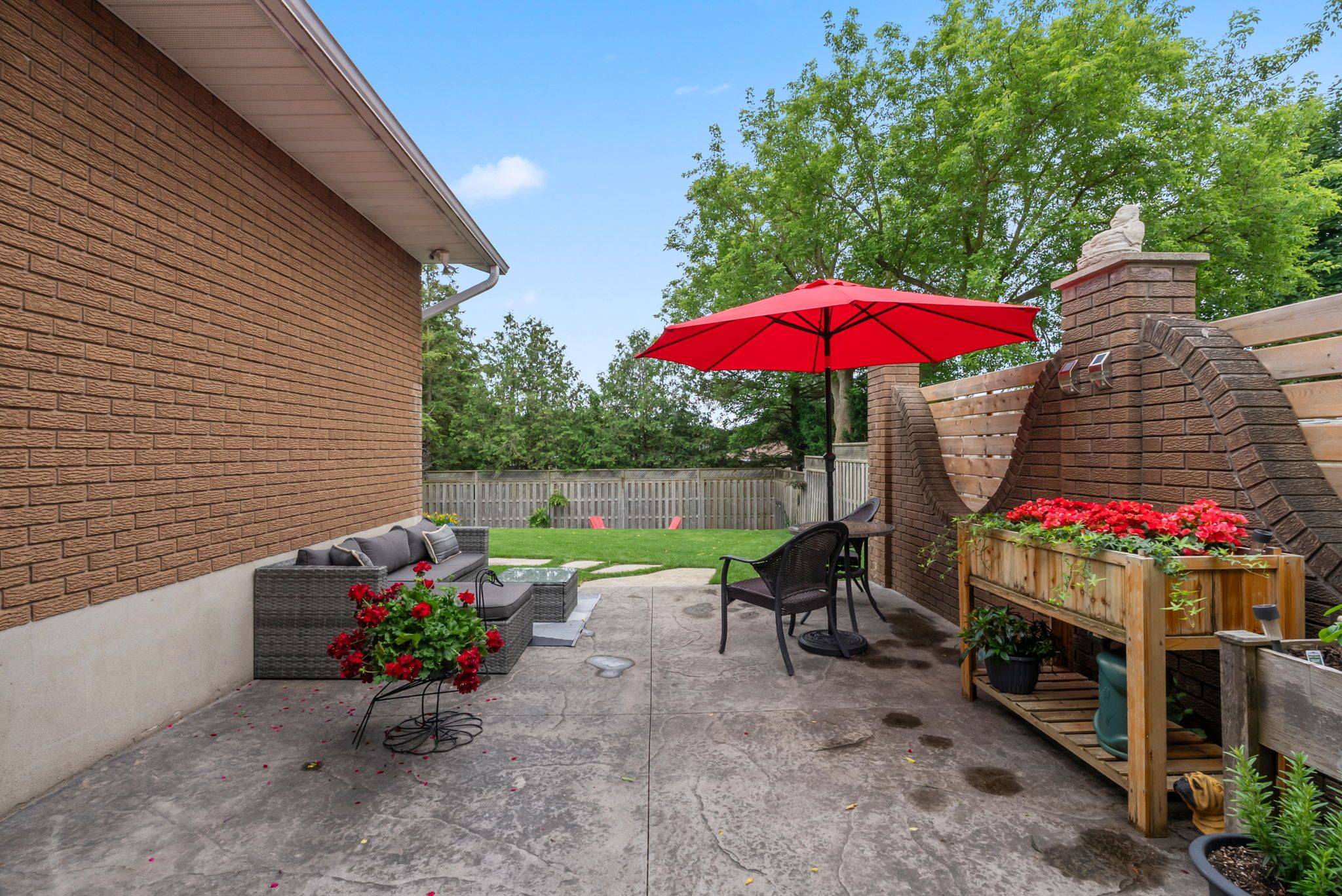 Hanover, ON N4N 3G9,657 14th ST