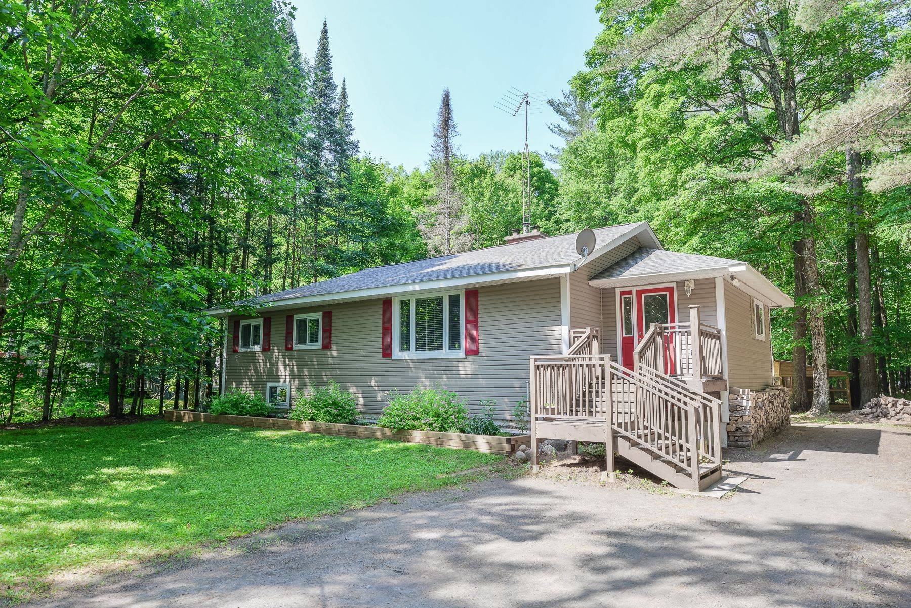30 Bridgedale RD, Huntsville, ON P0B 1L0