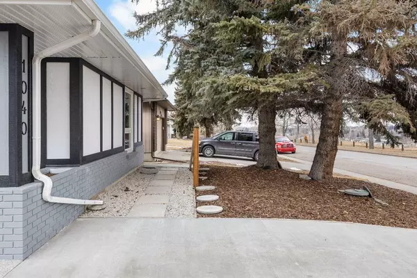 Calgary, AB T2J 3K2,1040 Lake Ontario DR Southeast