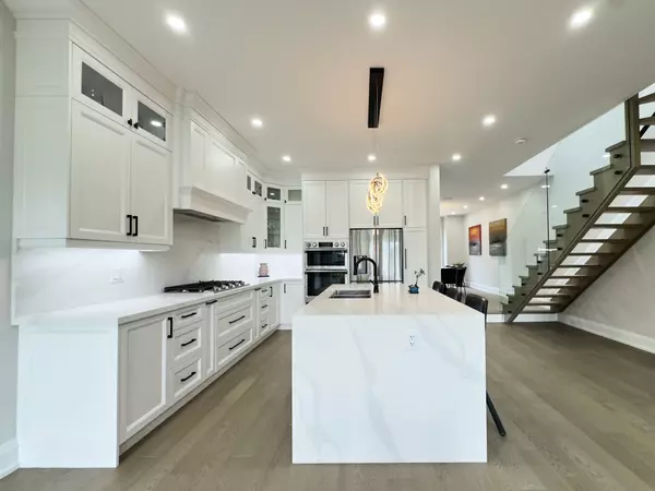 Mississauga, ON L5E 1J6,920 Fourth ST