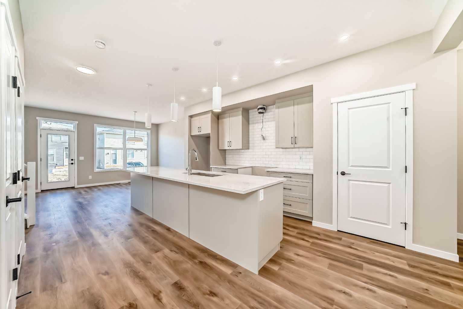 Calgary, AB T3M 3T5,28 Magnolia GN SE