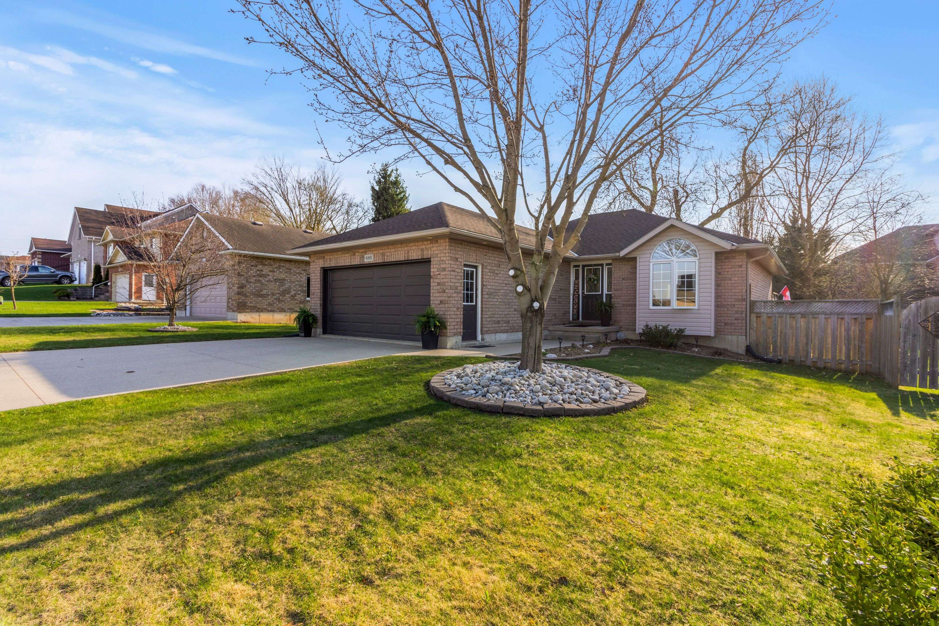 688 22nd AVE, Hanover, ON N4N 3W8