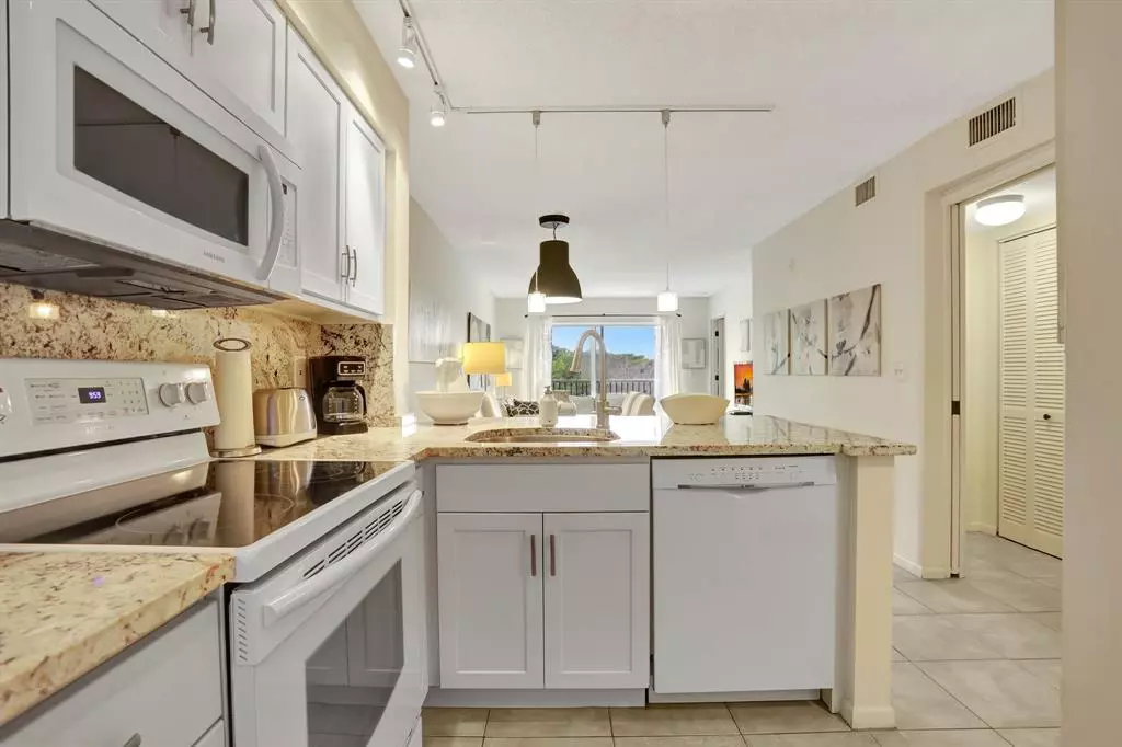 Pompano Beach, FL 33069,2230 N Cypress Bend Dr #306