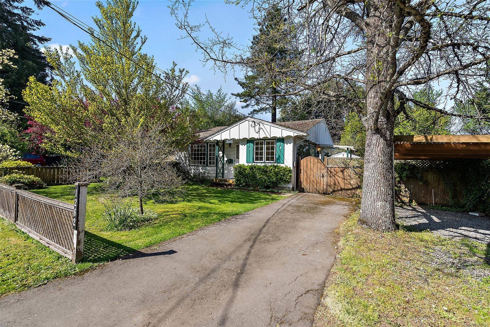1262 Dunsterville Ave, Saanich, BC V8Z 2W8