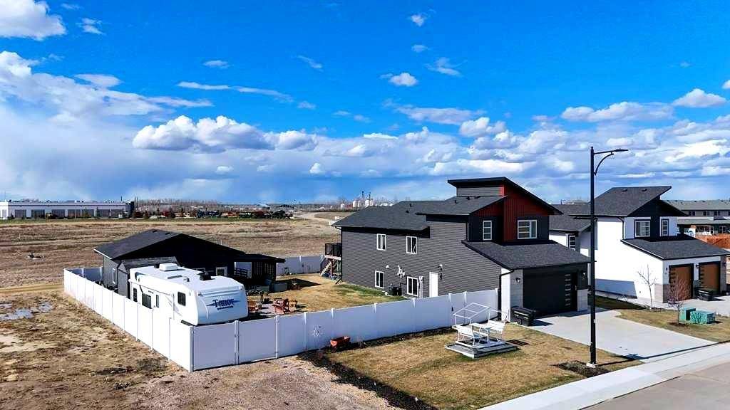 70 Parlby CRES,  Lacombe,  AB T4L 0J9