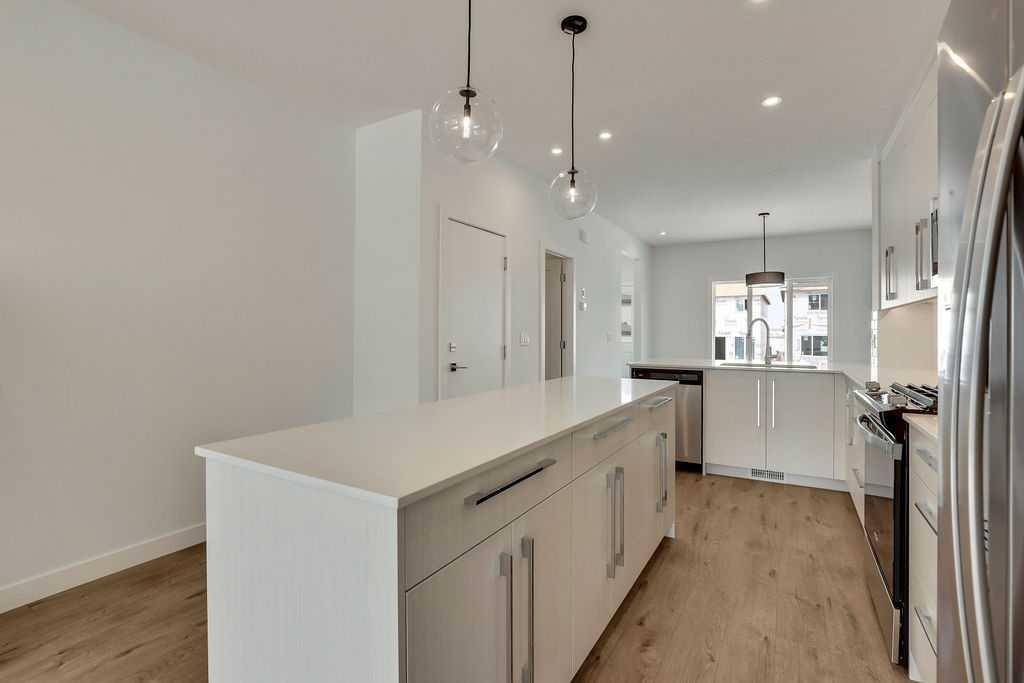 Calgary, AB T3S 0E7,7386 202 AVE SE