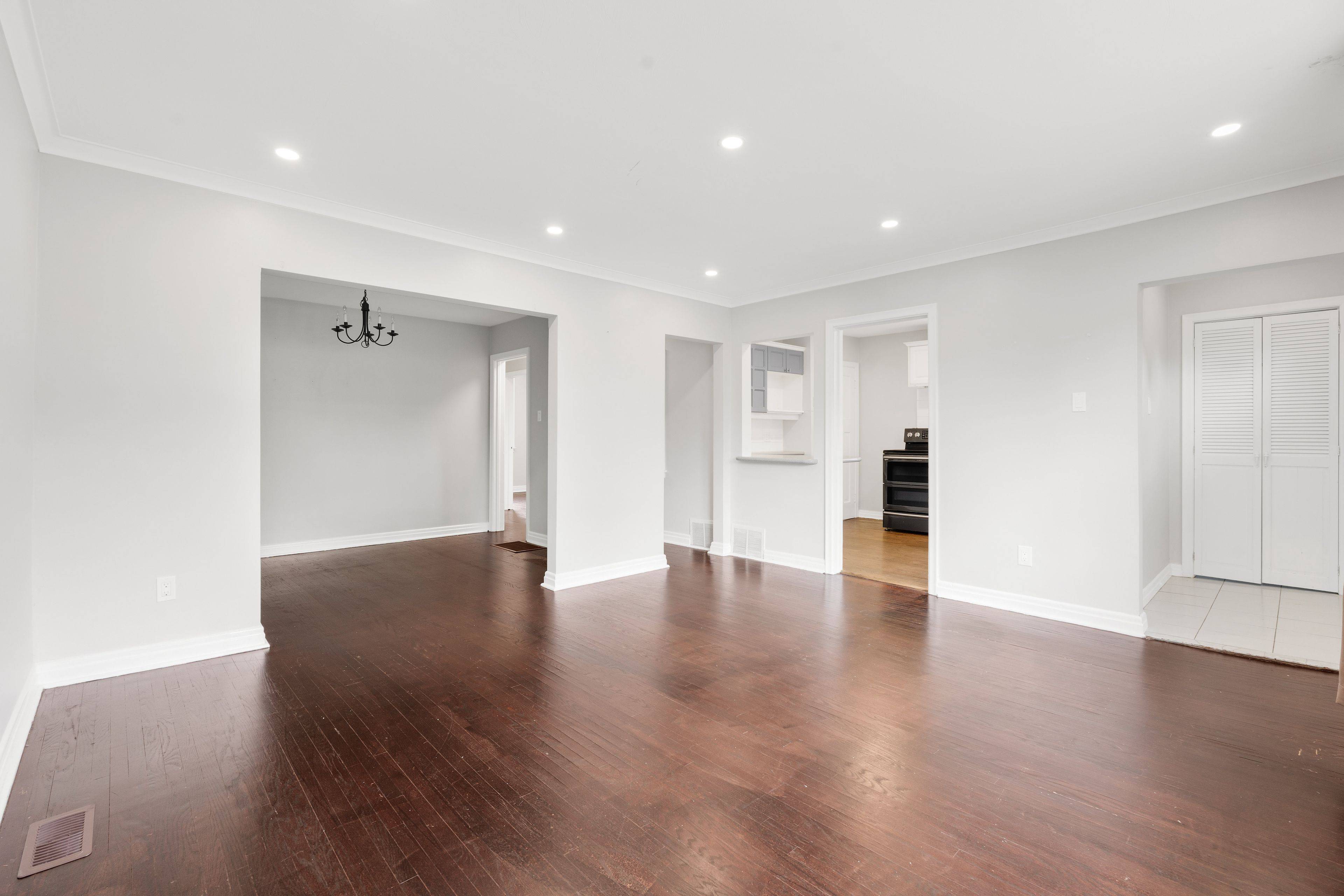 Toronto C07, ON M2R 1S2,36 Cobden ST