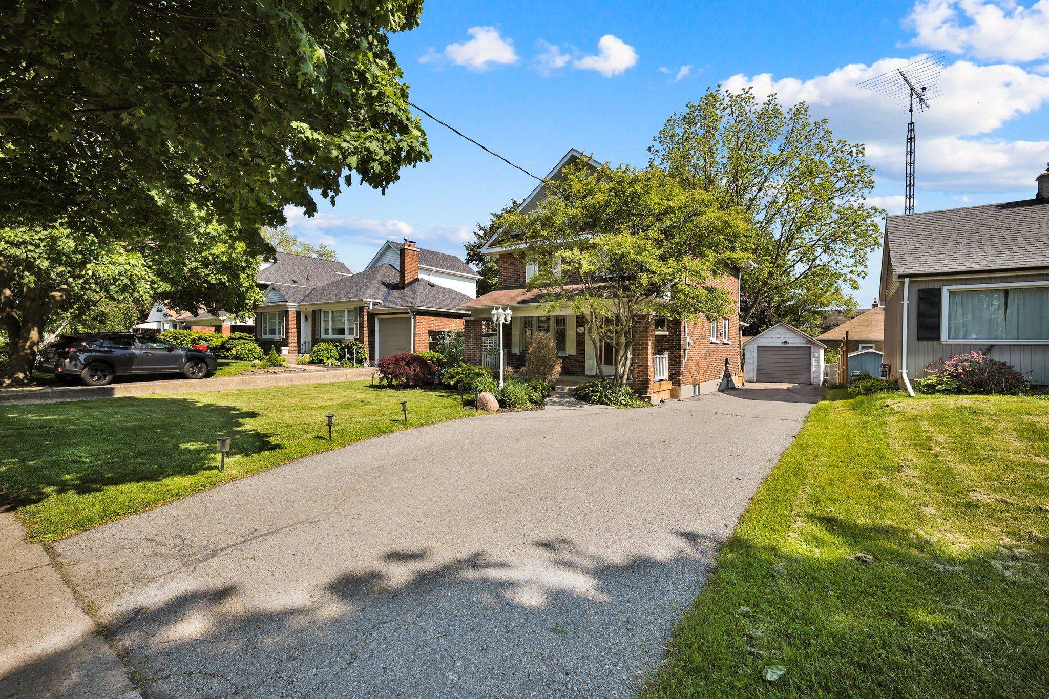 Oshawa, ON L1H 1L5,463 Athol ST E