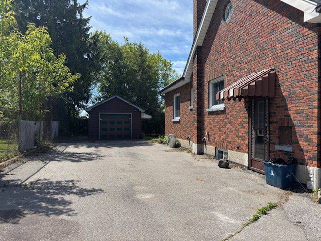 Oshawa, ON L1H 2M8,213 Banting AVE