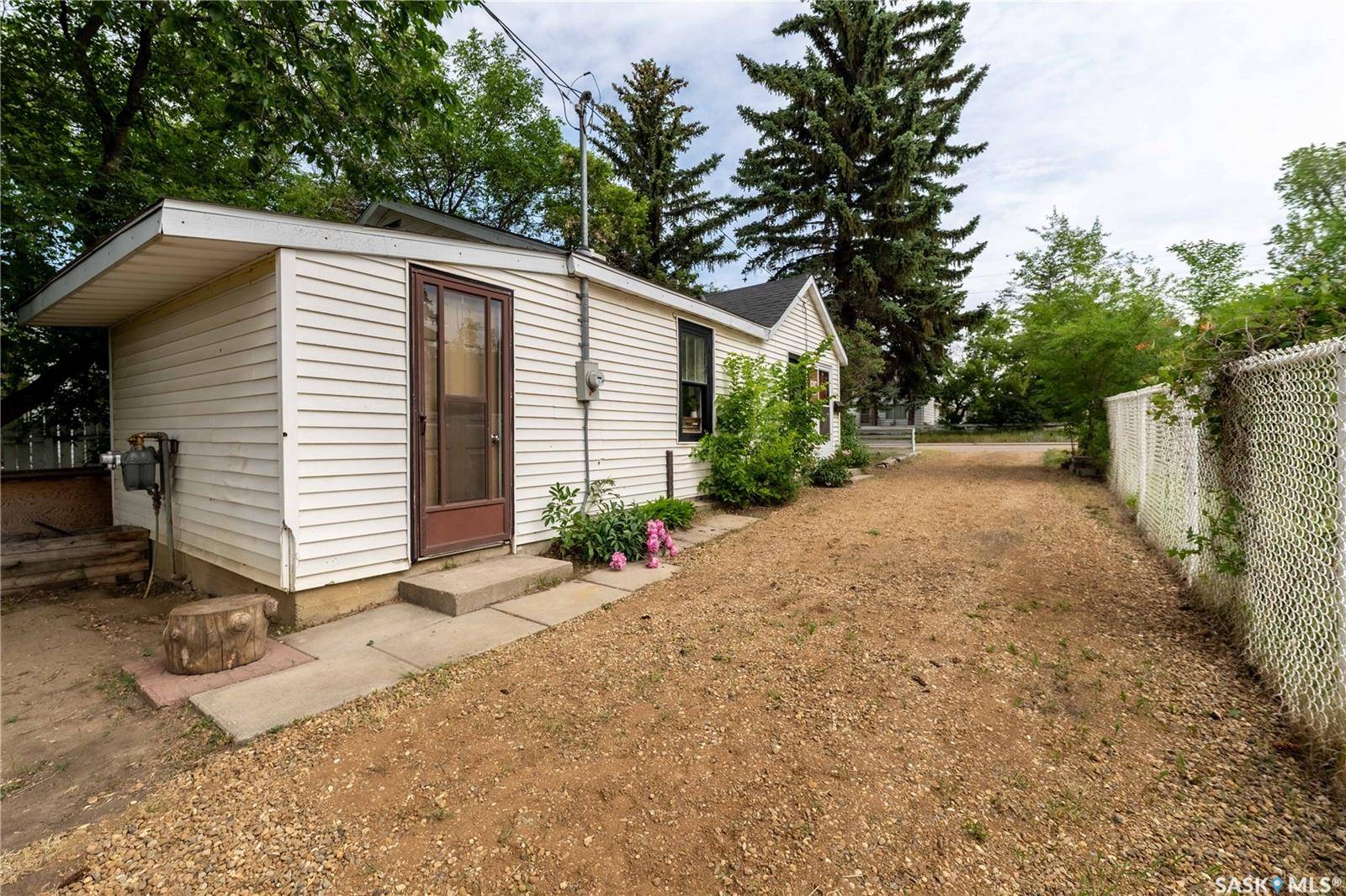 Moose Jaw, SK S6H 0J1,915 Ominica STREET E