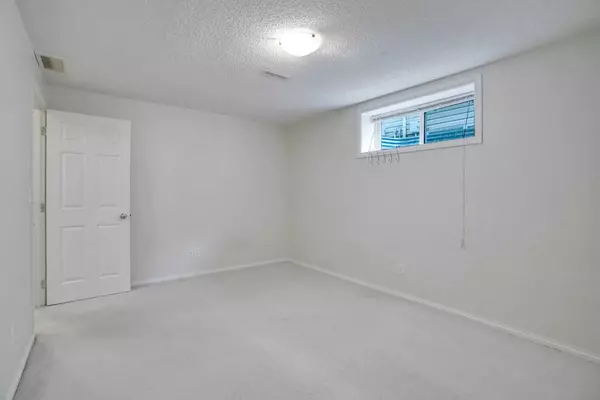 Calgary, AB T3J 5J5,48 Saddleland Close Northeast
