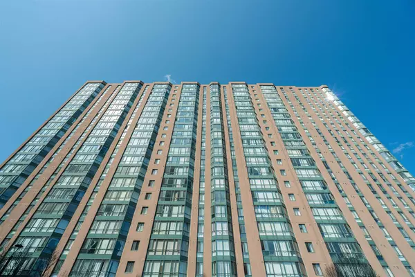 145 Hillcrest AVE #1907, Mississauga, ON L5B 3Z1