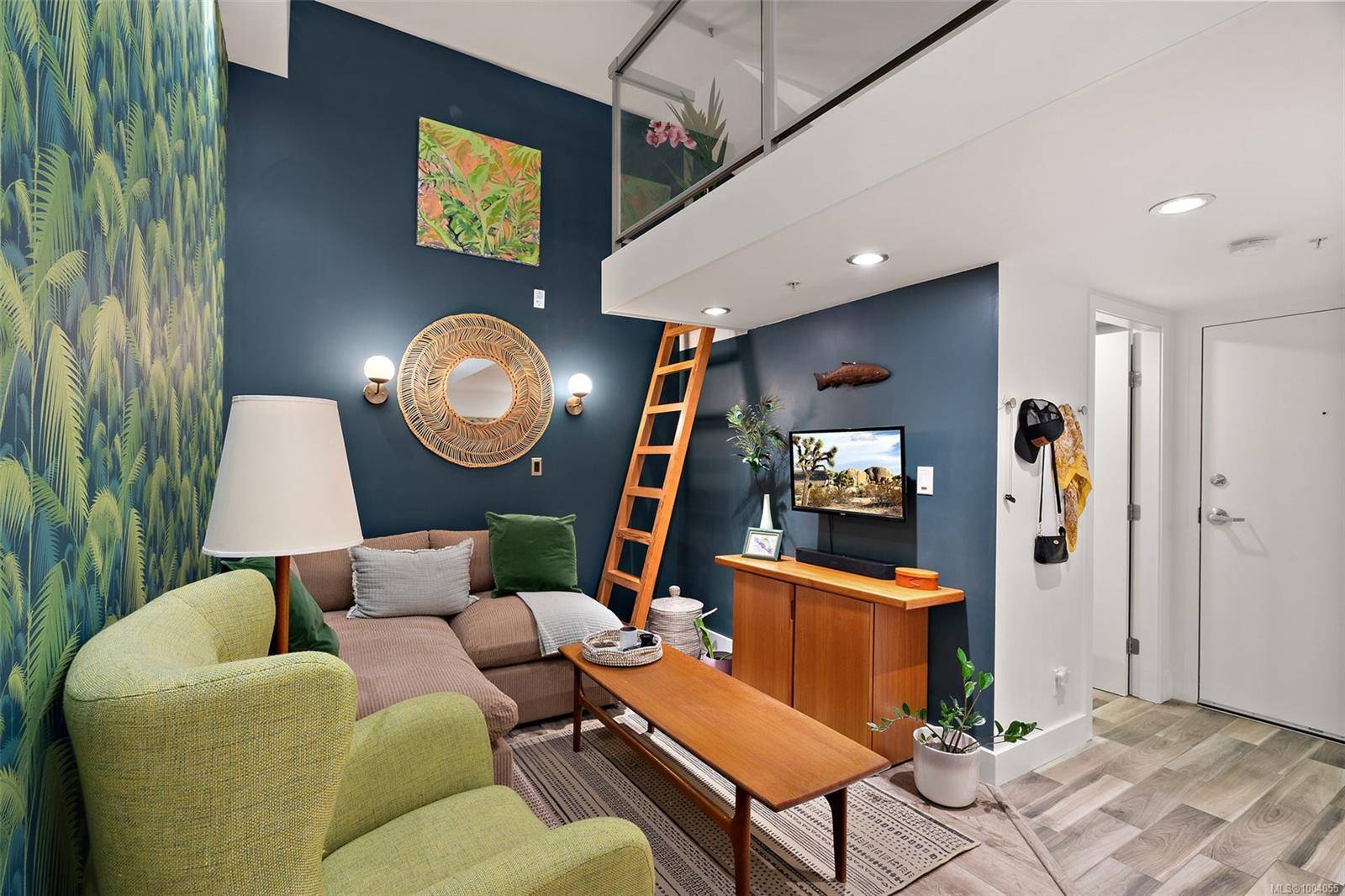 Victoria, BC V8W 2Z6,562 Yates St #215