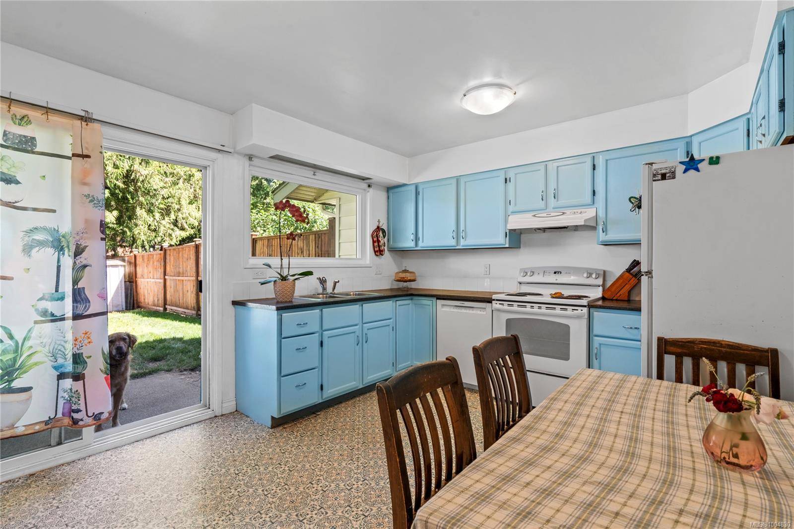 Qualicum Beach, BC V9K 1J3,630 Maple St #2