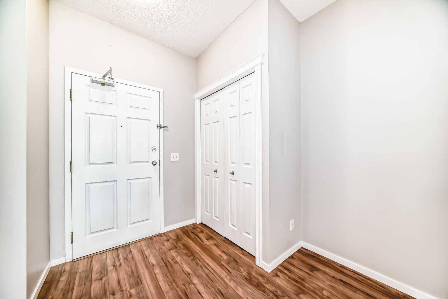 Calgary, AB T3K 5J7,8 Country Village Bay NE #109