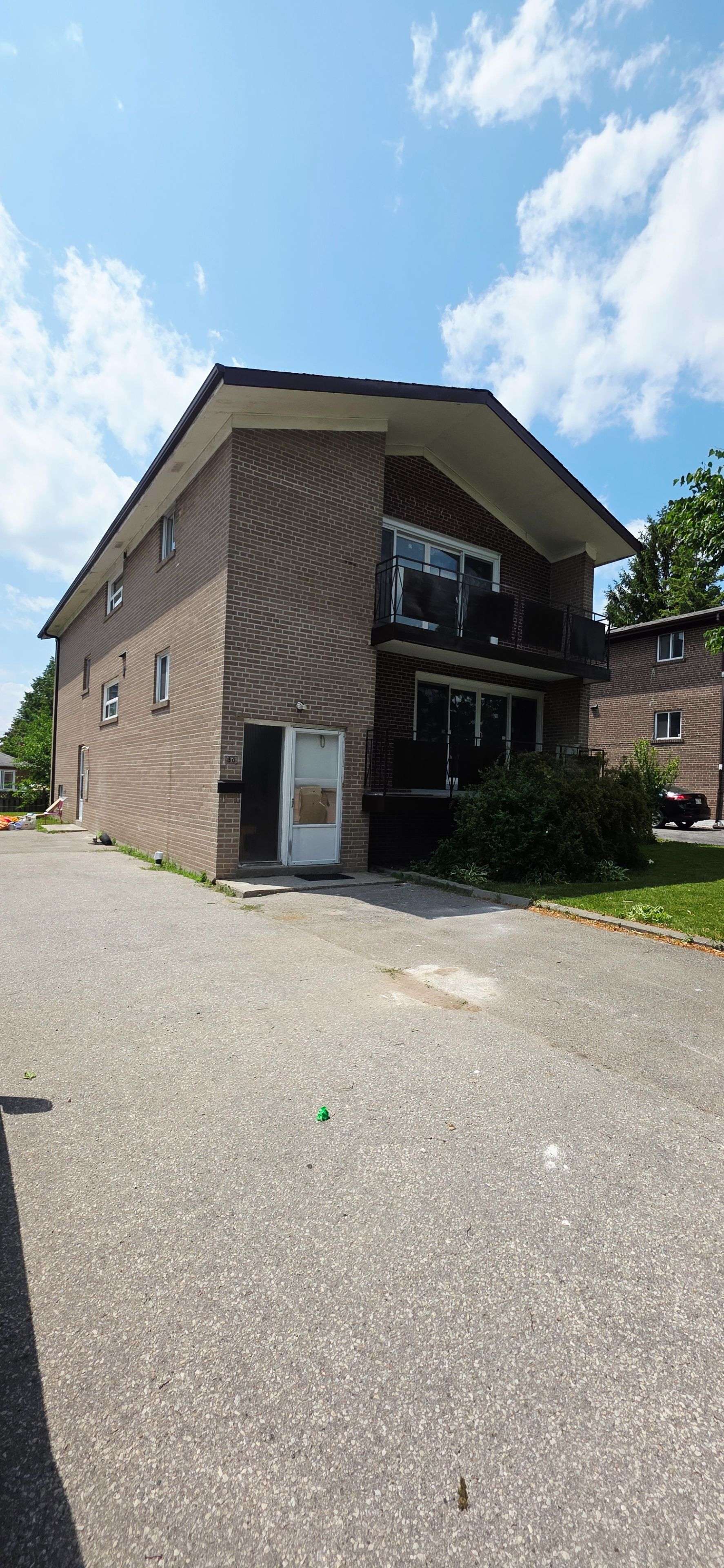30 Canlish RD #2, Toronto E04, ON M1P 1S4