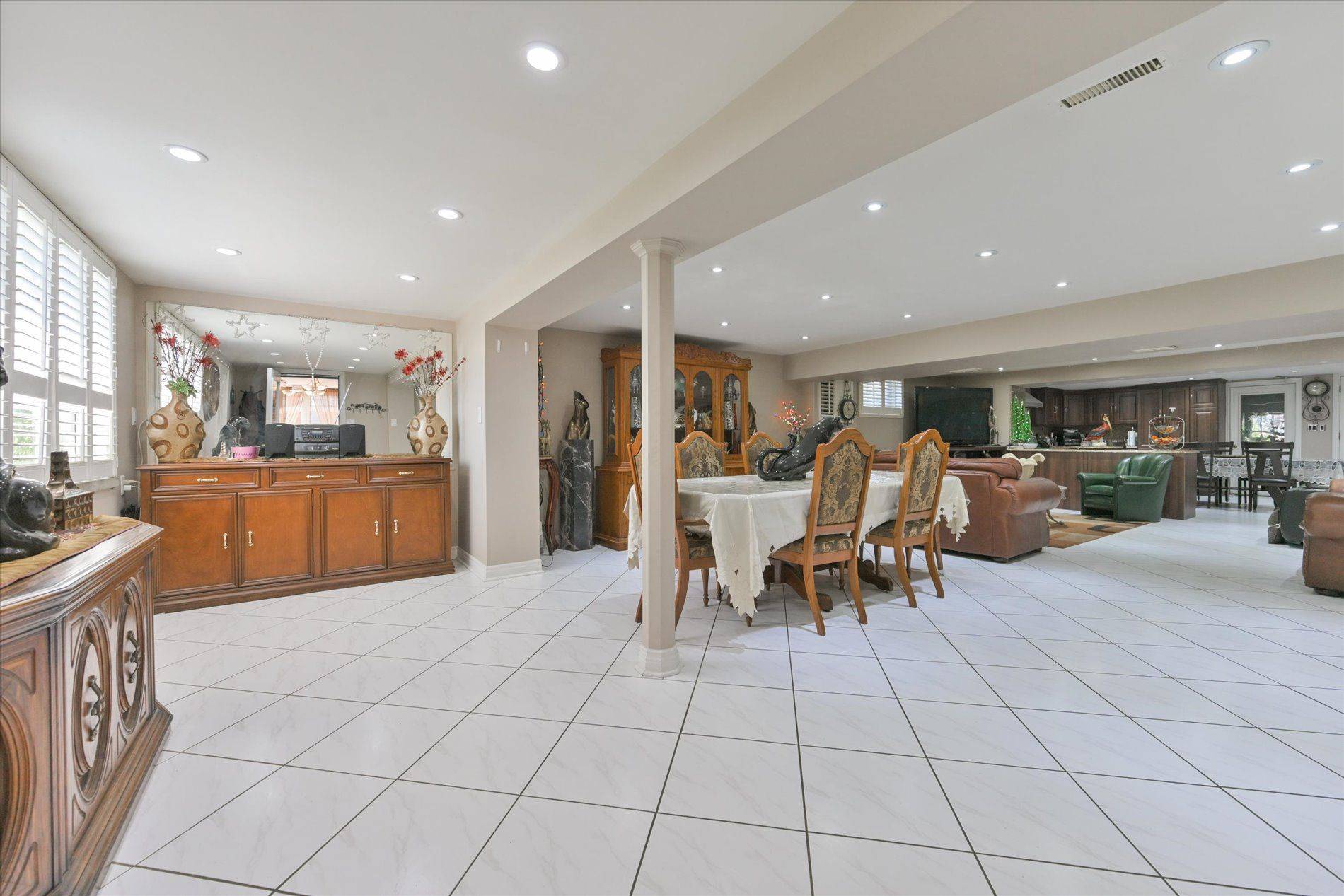 Toronto W04, ON M6L 1M8,502 Queens DR