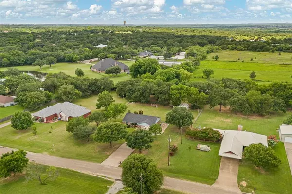 232 Bluebonnet Drive, Burleson, TX 76028