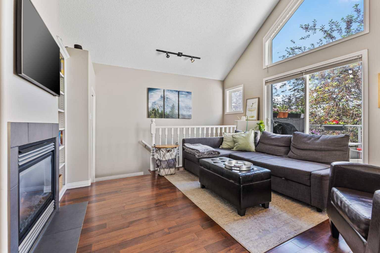 Calgary, AB T3H 3P9,5616 14 AVE SW #2