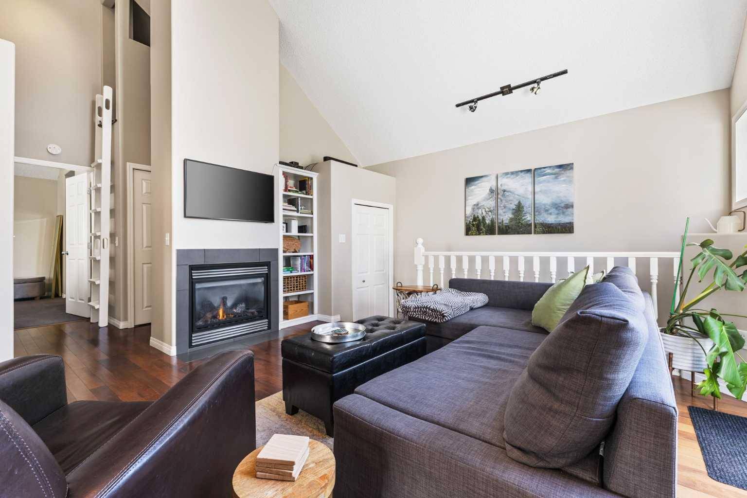Calgary, AB T3H 3P9,5616 14 AVE SW #2