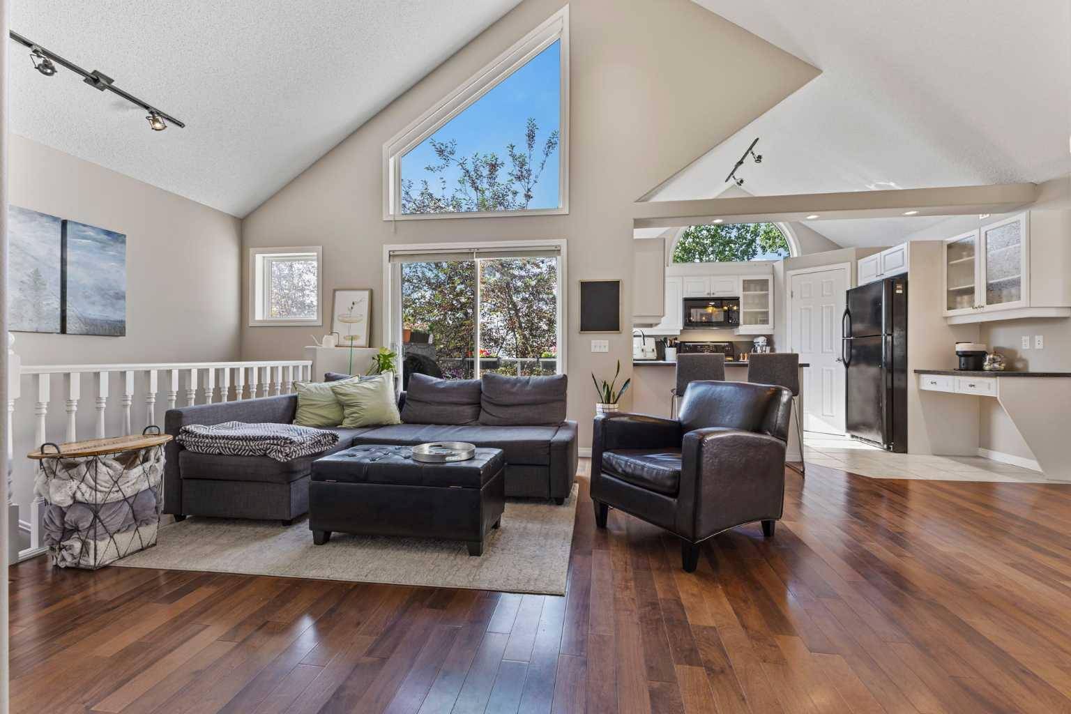 Calgary, AB T3H 3P9,5616 14 AVE SW #2