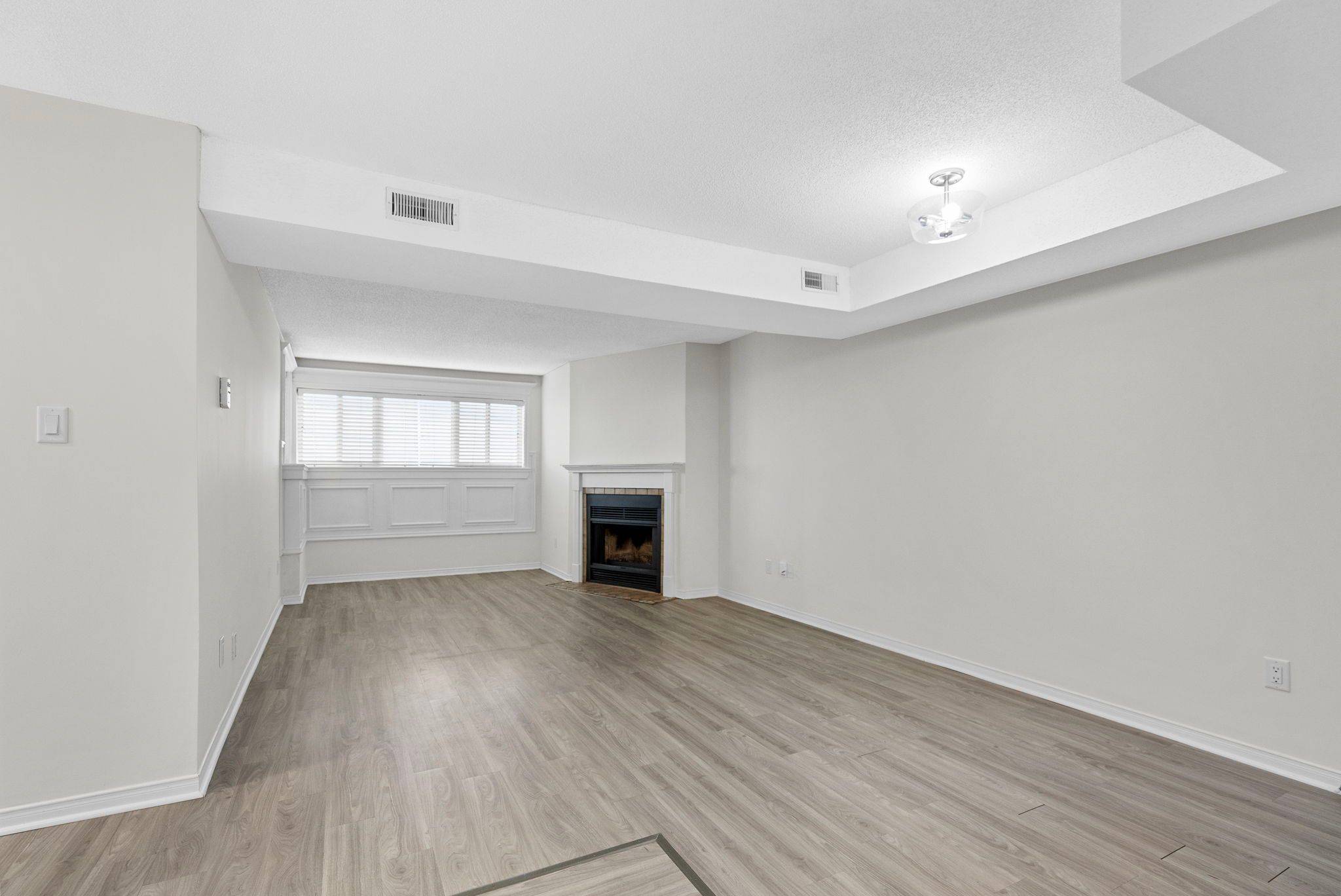 Barrie, ON L4M 6J3,126 Bell Farm RD #B04