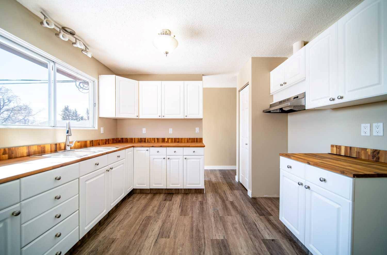 Wainwright, AB T9W 1K3,1033 17 AVE