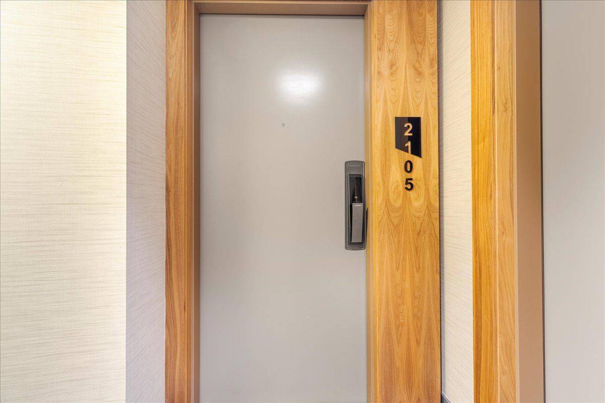 Toronto C01, ON M5J 2Z2,10 York ST #2105