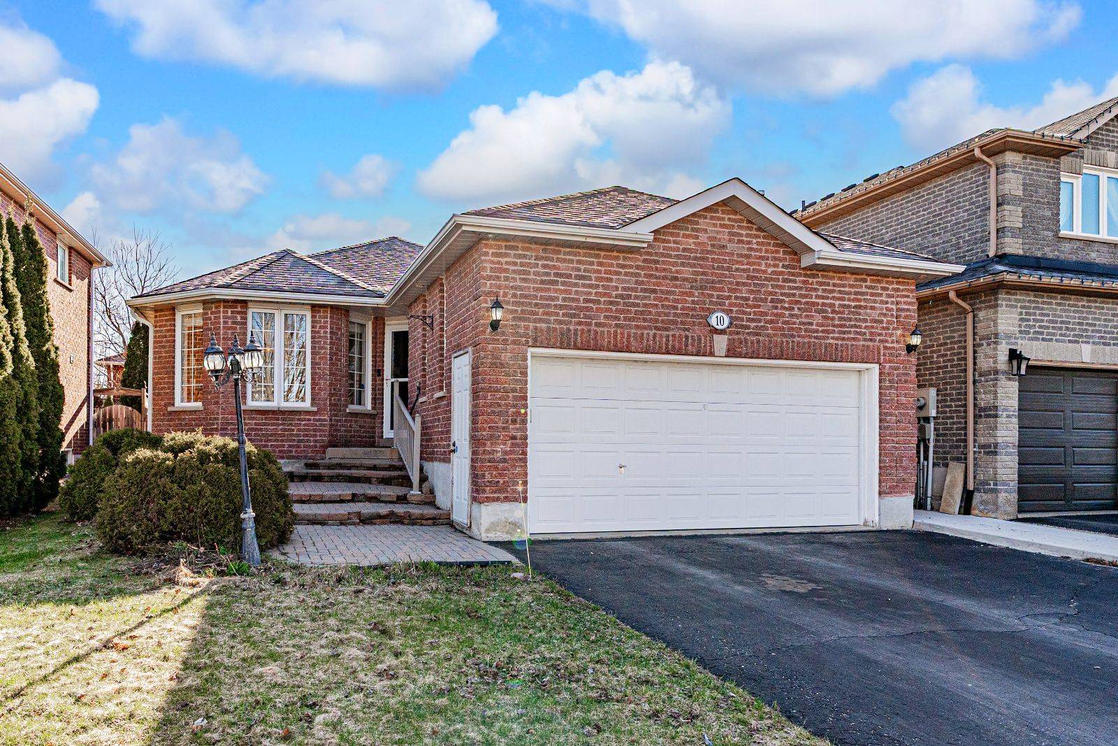 10 Stephanie LN, Barrie, ON L4N 0V2