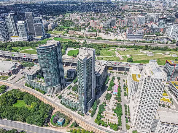 Toronto C01, ON M5V 4A2,215 Fort York BLVD #217