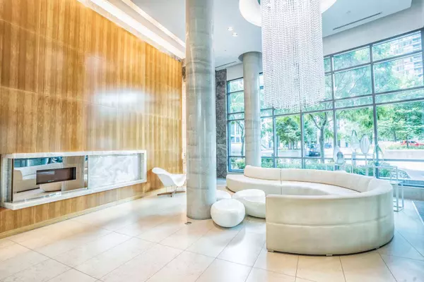 Toronto C01, ON M5V 4A2,215 Fort York BLVD #217