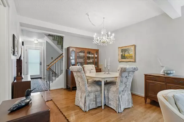 Toronto W08, ON M9A 4Y9,1393 Royal York RD #16