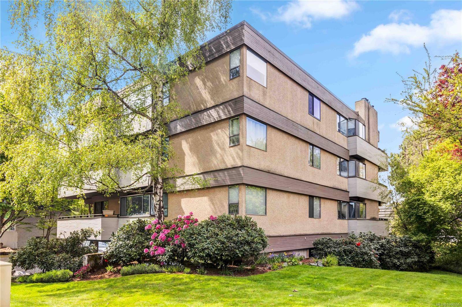 3274 Glasgow Ave #302, Saanich, BC V8X 1M2