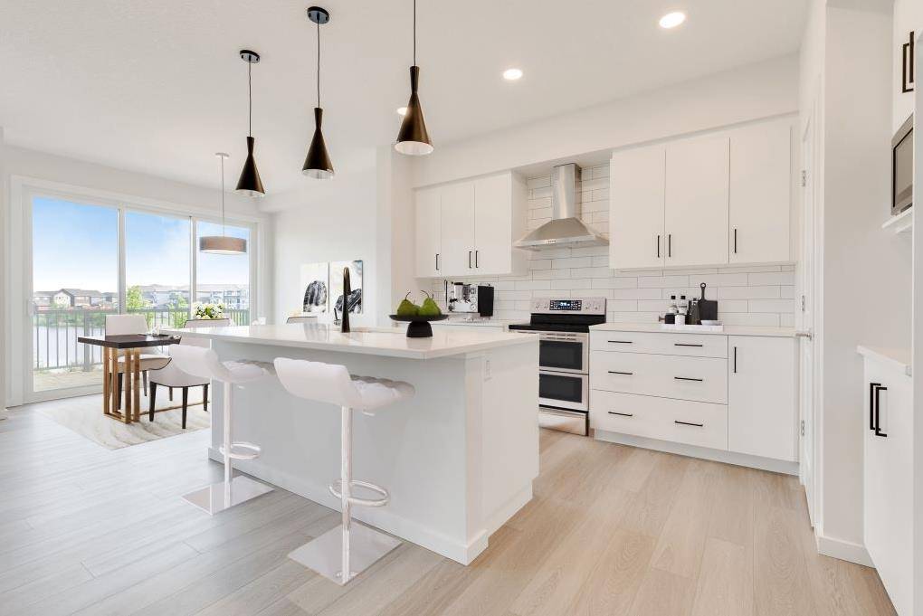 45 Royston GRV Northwest, Calgary, AB T3L 0M3