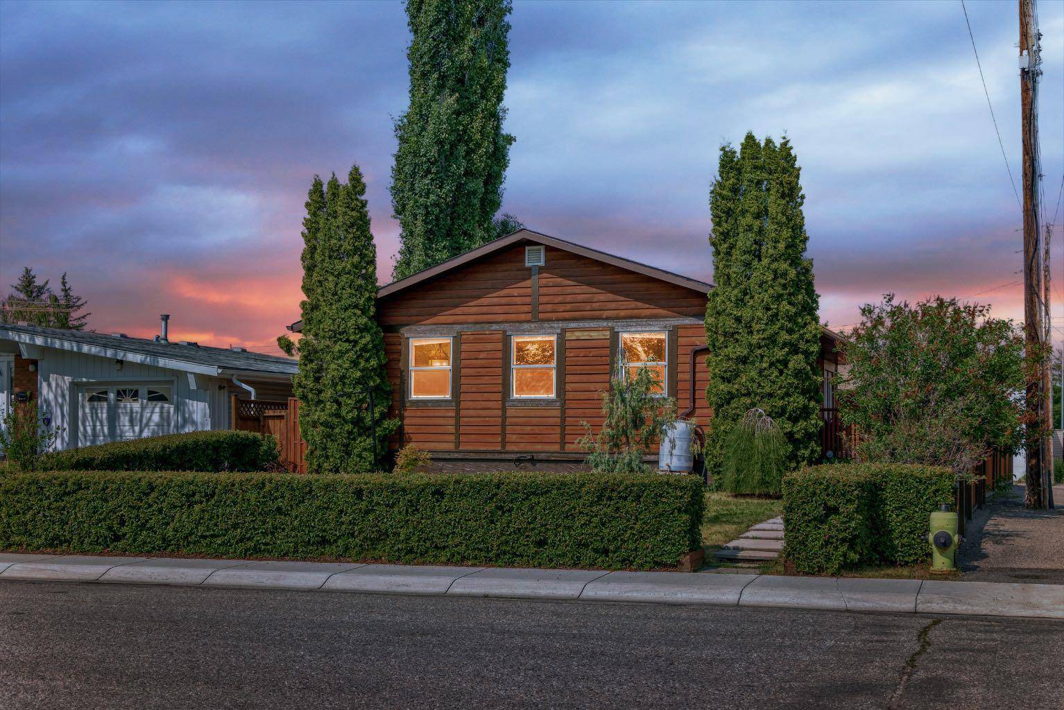 8 Penswood PL, Calgary, AB T2A4T5