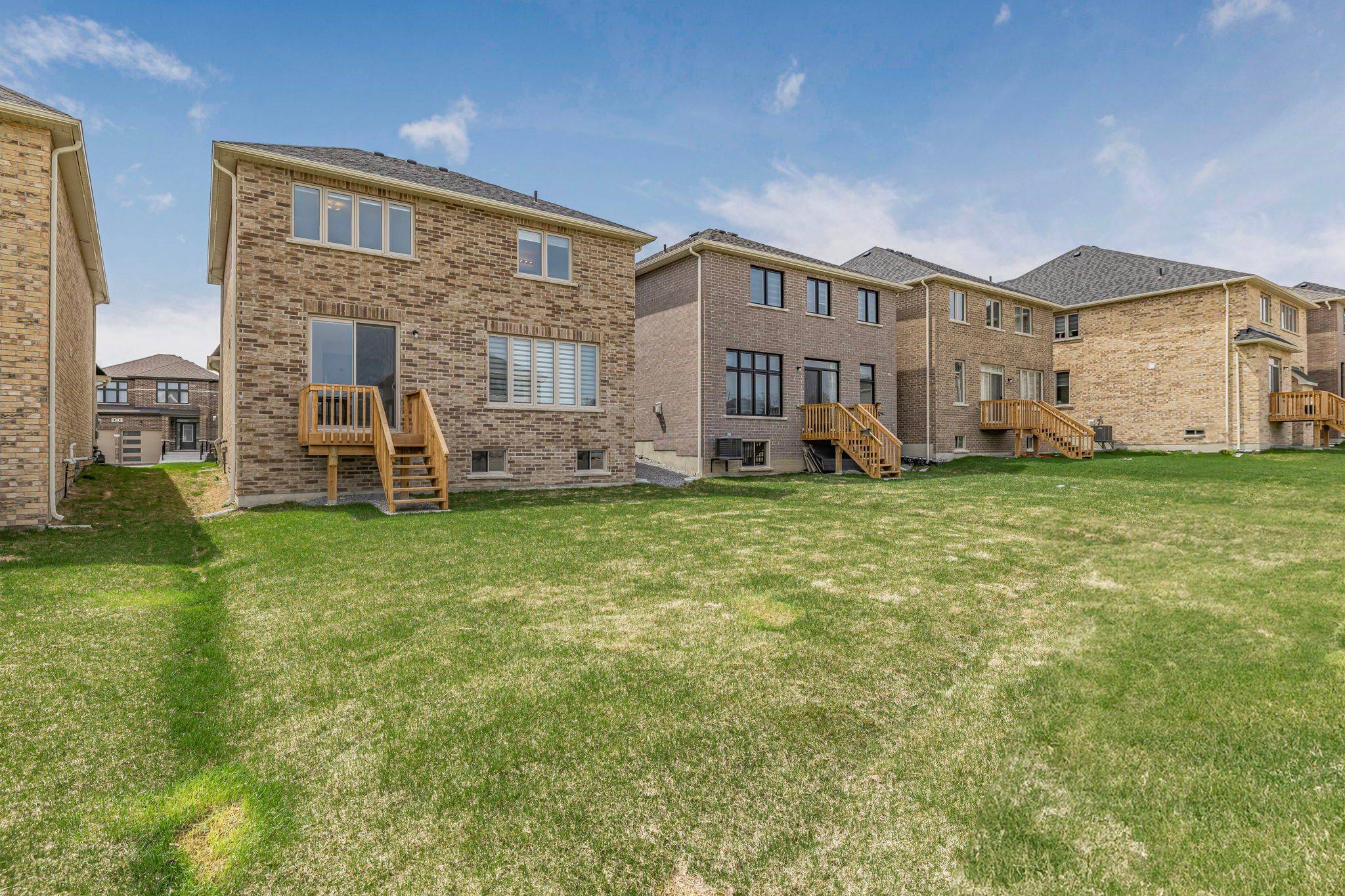 Georgina, ON L0E 1R0,15 Sam Battaglia CRES