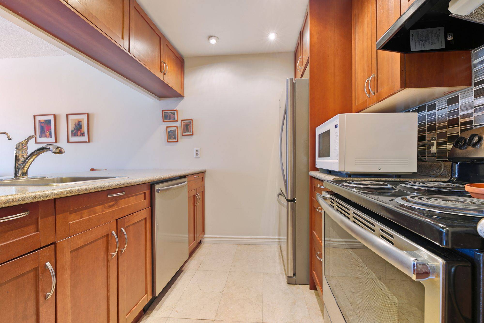 Barrie, ON L4N 7R6,75 Ellen ST #706