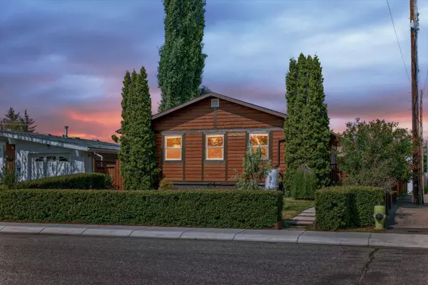 8 Penswood PL, Calgary, AB T2A4T5