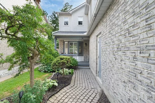 54 Parklawn DR W, Clarington, ON L1E 1Y8