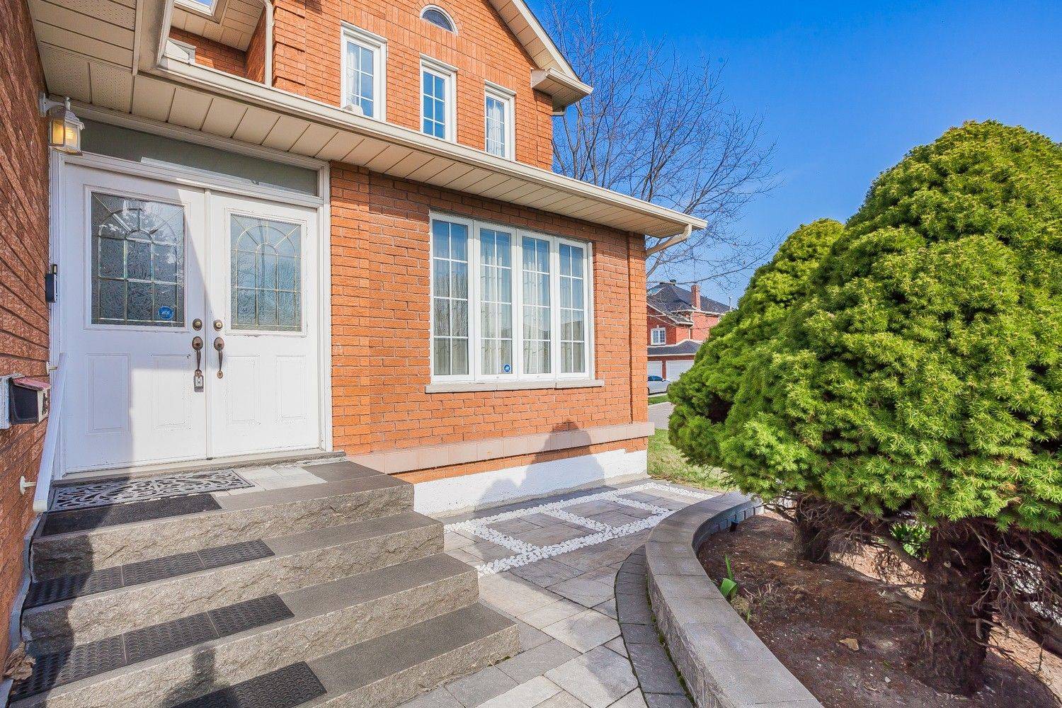 Markham, ON L3R 8N8,2 Doulton CT