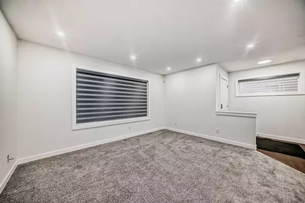 Calgary, AB T3J5M8,79 Saddlebrook WAY NE