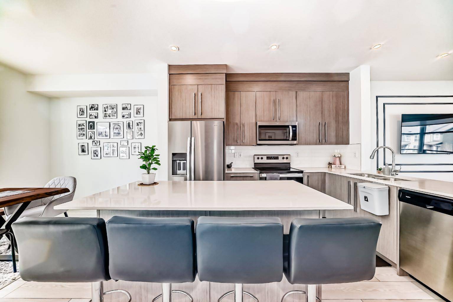 Calgary, AB T3J 2L8,689 Savanna BLVD NE