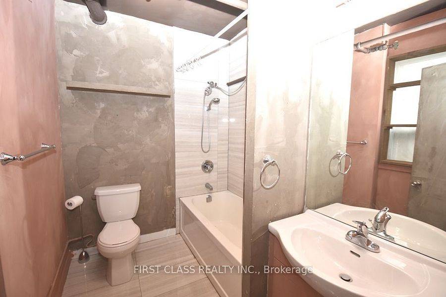 Toronto E01, ON M4M 2R6,3 Carlaw AVE #201