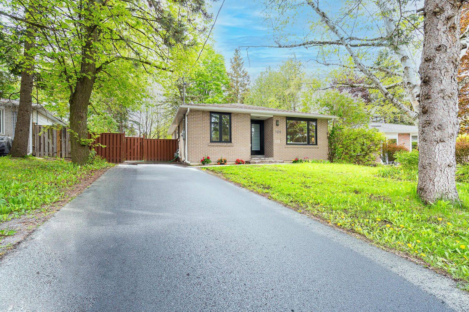 Newmarket, ON L3Y 3P6,106 Woodpark PL