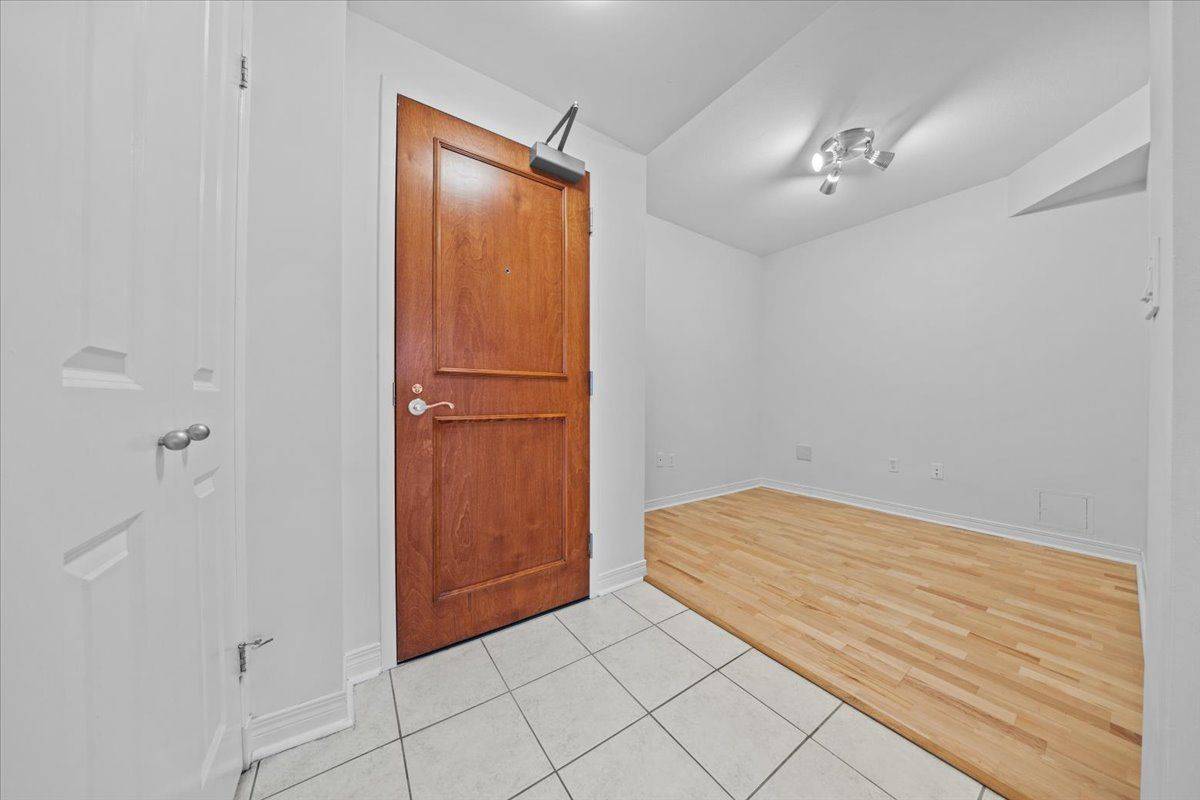 Ottawa Centre, ON K1R 1C8,570 Laurier AVE W #1003
