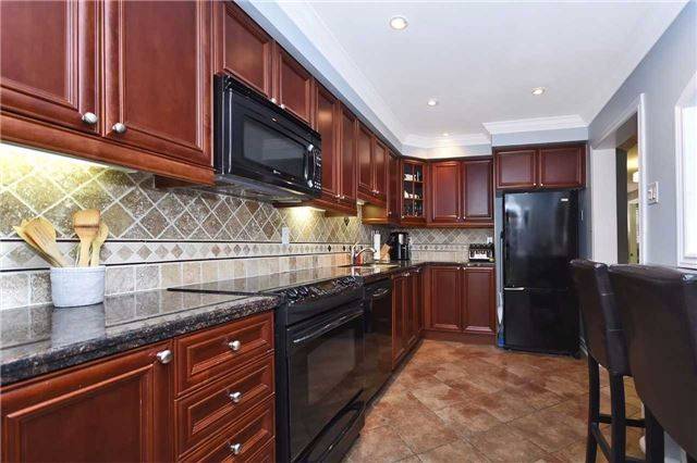 Mississauga, ON L5C 2Y3,1039 Cedarglen Gate #8