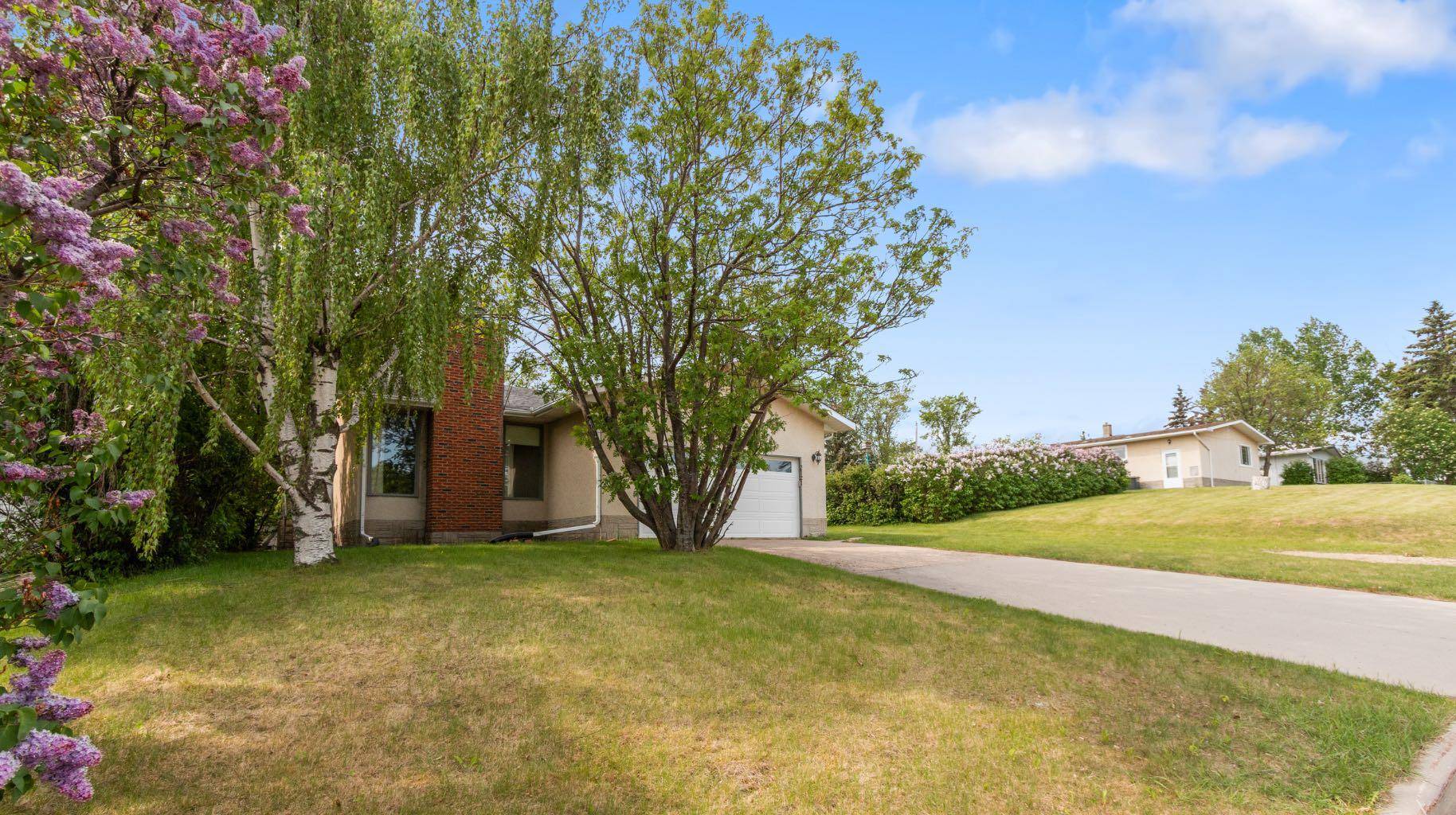 Bowden, AB T0M 0K0,2121 18 AVE