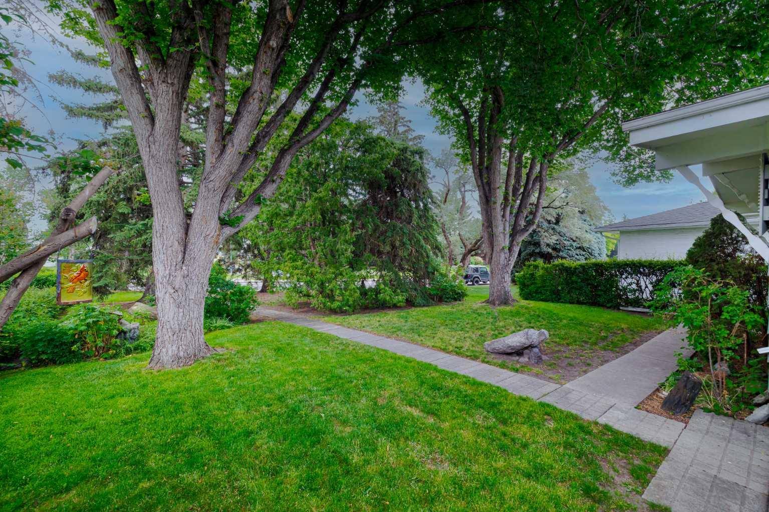 Calgary, AB T2J 1P4,10004 Willowview RD SE
