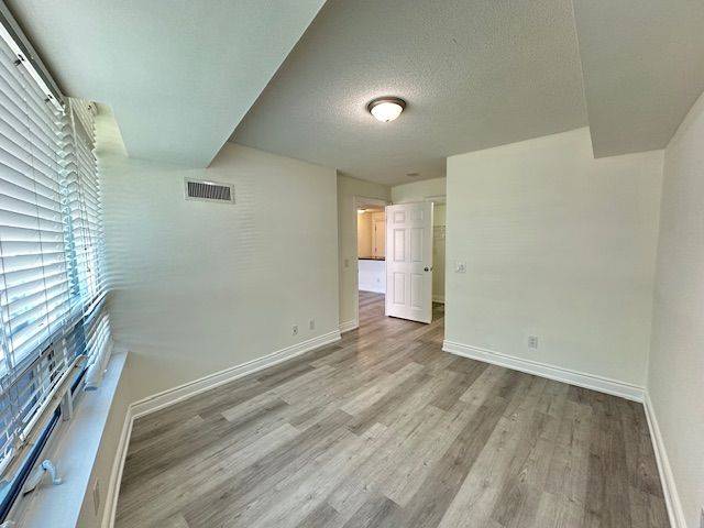 Toronto C07, ON M2M 0A5,25 Greenview AVE #1325